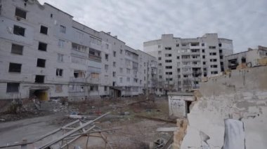 Bu video, Ukrayna, Borodyanka 'da savaştan zarar görmüş bir binayı gösteriyor.