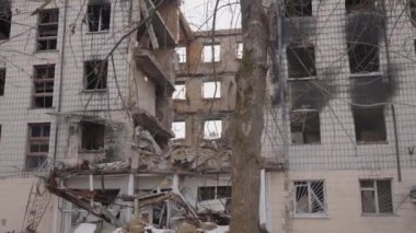 Bu video, Ukrayna, Borodyanka 'da savaştan zarar görmüş bir binayı gösteriyor.