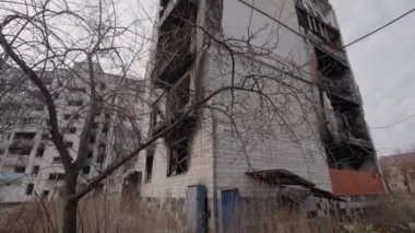 Bu video, Ukrayna, Borodyanka 'da savaştan zarar görmüş bir binayı gösteriyor.