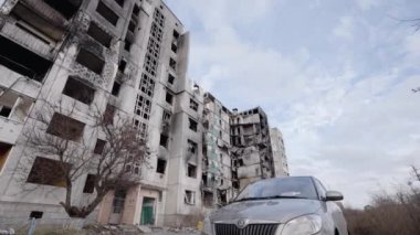 Bu video, Ukrayna, Borodyanka 'da savaştan zarar görmüş bir binayı gösteriyor.