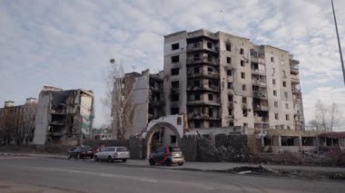 Bu video, Ukrayna, Borodyanka 'da savaştan zarar görmüş bir binayı gösteriyor.