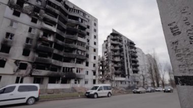 Bu video, Ukrayna, Borodyanka 'da savaştan zarar görmüş bir binayı gösteriyor.