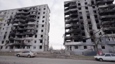 Bu video, Ukrayna, Borodyanka 'da savaştan zarar görmüş bir binayı gösteriyor.