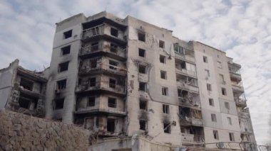 Bu video, Ukrayna, Borodyanka 'da savaştan zarar görmüş bir binayı gösteriyor.
