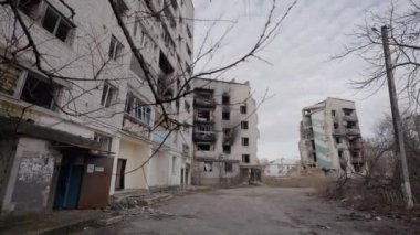 Bu video, Ukrayna, Borodyanka 'da savaştan zarar görmüş bir binayı gösteriyor.