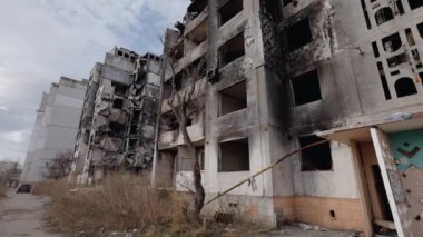 Bu video, Ukrayna, Borodyanka 'da savaştan zarar görmüş bir binayı gösteriyor.