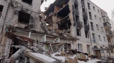 Bu video, Ukrayna, Borodyanka 'da savaştan zarar görmüş bir binayı gösteriyor.