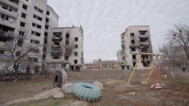 Bu video, Ukrayna, Borodyanka 'da savaştan zarar görmüş bir binayı gösteriyor.