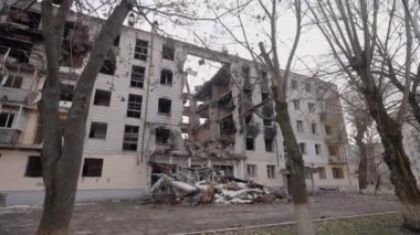 Bu video, Ukrayna, Borodyanka 'da savaştan zarar görmüş bir binayı gösteriyor.