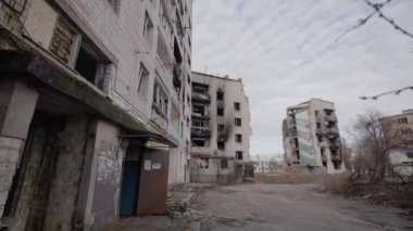 Bu video, Ukrayna, Borodyanka 'da savaştan zarar görmüş bir binayı gösteriyor.