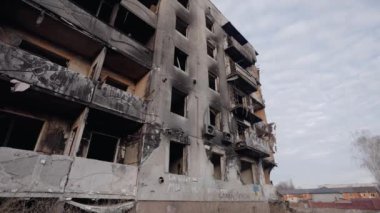 Bu video, Ukrayna, Borodyanka 'da savaştan zarar görmüş bir binayı gösteriyor.
