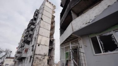 Bu video, Ukrayna, Borodyanka 'da savaştan zarar görmüş bir binayı gösteriyor.