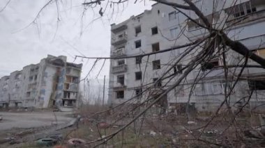 Bu video, Ukrayna, Borodyanka 'da savaştan zarar görmüş bir binayı gösteriyor.