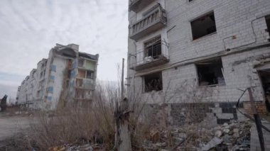 Bu video, Ukrayna, Borodyanka 'da savaştan zarar görmüş bir binayı gösteriyor.