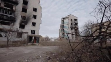 Bu video, Ukrayna, Borodyanka 'da savaştan zarar görmüş bir binayı gösteriyor.