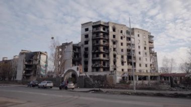 Bu video, Ukrayna, Borodyanka 'da savaştan zarar görmüş bir binayı gösteriyor.
