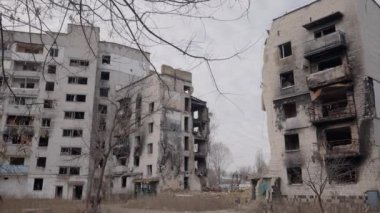 Bu video, Ukrayna, Borodyanka 'da savaştan zarar görmüş bir binayı gösteriyor.
