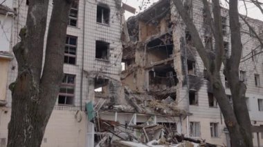Bu video, Ukrayna, Borodyanka 'da savaştan zarar görmüş bir binayı gösteriyor.