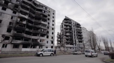 Bu video, Ukrayna, Borodyanka 'da savaştan zarar görmüş bir binayı gösteriyor.