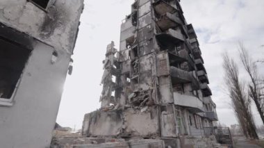 Bu video, Ukrayna, Borodyanka 'da savaştan zarar görmüş bir binayı gösteriyor.