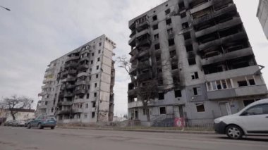 Bu video, Ukrayna, Borodyanka 'da savaştan zarar görmüş bir binayı gösteriyor.