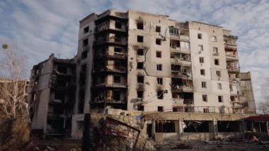 Bu video, Ukrayna, Borodyanka 'da savaştan zarar görmüş bir binayı gösteriyor.