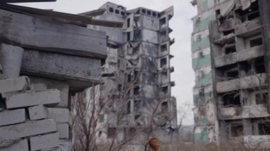 Bu video, Ukrayna, Borodyanka 'da savaştan zarar görmüş bir binayı gösteriyor.