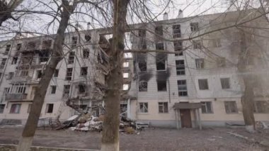 Bu video, Ukrayna, Borodyanka 'da savaştan zarar görmüş bir binayı gösteriyor.