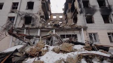 Bu video, Ukrayna, Borodyanka 'da savaştan zarar görmüş bir binayı gösteriyor.