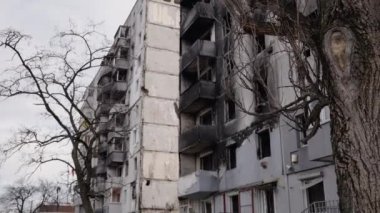 Bu video, Ukrayna, Borodyanka 'da savaştan zarar görmüş bir binayı gösteriyor.