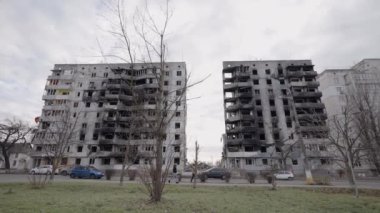 Bu video, Ukrayna, Borodyanka 'da savaştan zarar görmüş bir binayı gösteriyor.