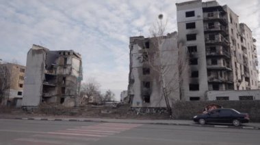 Bu video, Ukrayna, Borodyanka 'da savaştan zarar görmüş bir binayı gösteriyor.