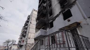 Bu video, Ukrayna, Borodyanka 'da savaştan zarar görmüş bir binayı gösteriyor.