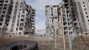 Bu video, Ukrayna, Borodyanka 'da savaştan zarar görmüş bir binayı gösteriyor.