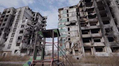 Bu video, Ukrayna, Borodyanka 'da savaştan zarar görmüş bir binayı gösteriyor.