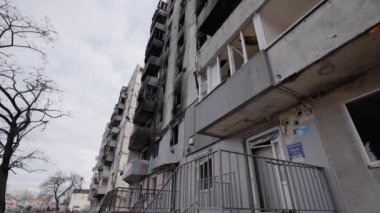 Bu video, Ukrayna, Borodyanka 'da savaştan zarar görmüş bir binayı gösteriyor.