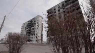 Bu video, Ukrayna, Borodyanka 'da savaştan zarar görmüş bir binayı gösteriyor.