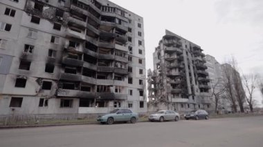 Bu video, Ukrayna, Borodyanka 'da savaştan zarar görmüş bir binayı gösteriyor.