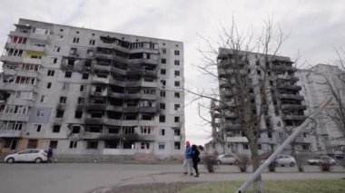 Bu video, Ukrayna, Borodyanka 'da savaştan zarar görmüş bir binayı gösteriyor.