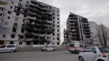 Bu video, Ukrayna, Borodyanka 'da savaştan zarar görmüş bir binayı gösteriyor.