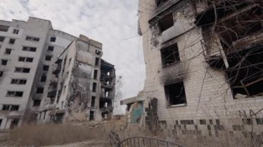 Bu video, Ukrayna, Borodyanka 'da savaştan zarar görmüş bir binayı gösteriyor.