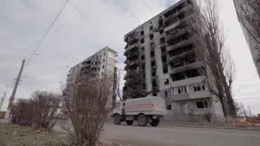 Bu video, Ukrayna, Borodyanka 'da savaştan zarar görmüş bir binayı gösteriyor.