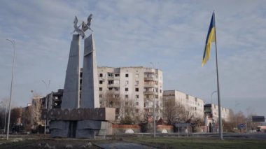 Bu video, Ukrayna, Borodyanka 'da savaştan zarar görmüş bir binayı gösteriyor.