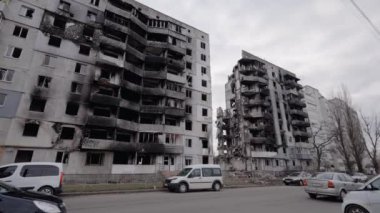 Bu video, Ukrayna, Borodyanka 'da savaştan zarar görmüş bir binayı gösteriyor.