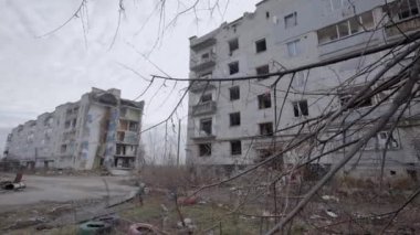 Bu video, Ukrayna, Borodyanka 'da savaştan zarar görmüş bir binayı gösteriyor.