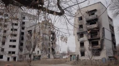 Bu video, Ukrayna, Borodyanka 'da savaştan zarar görmüş bir binayı gösteriyor.