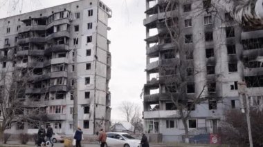 Bu video, Ukrayna, Borodyanka 'da savaştan zarar görmüş bir binayı gösteriyor.