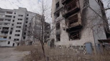 Bu video, Ukrayna, Borodyanka 'da savaştan zarar görmüş bir binayı gösteriyor.