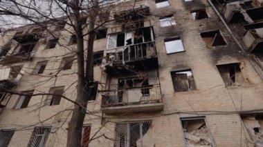 Bu video, Ukrayna, Borodyanka 'da savaştan zarar görmüş bir binayı gösteriyor.