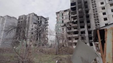 Bu video, Ukrayna, Borodyanka 'da savaştan zarar görmüş bir binayı gösteriyor.